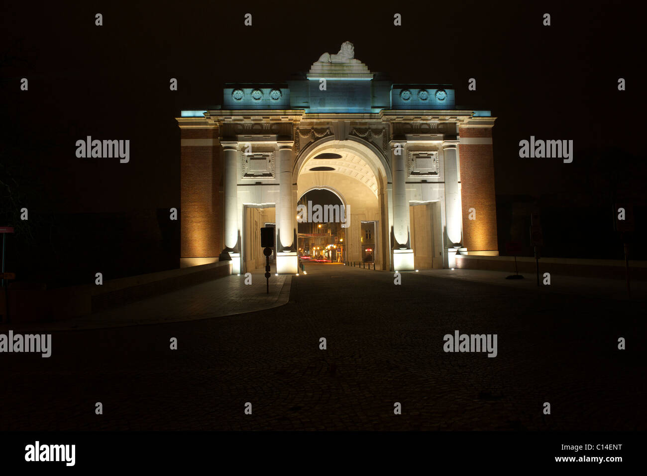 Menin Gate Memorial di Ypres, Belgio illuminata di notte Foto Stock