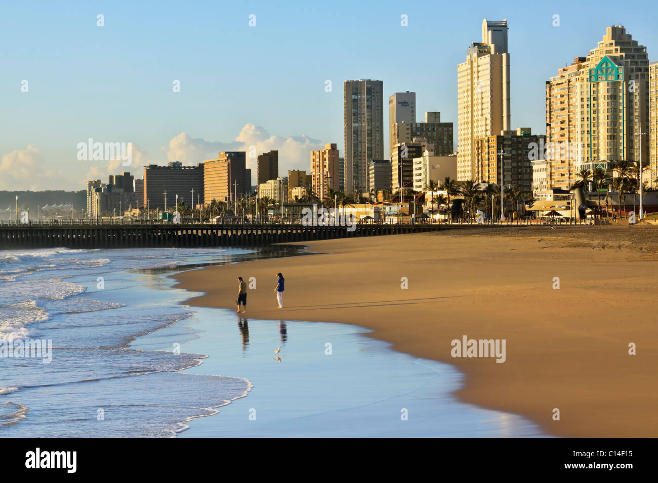 Alberghi e appartamenti a sunrise lungo la spiaggia di Durban anteriore, noto come il Golden Mile. Durban, KwaZulu Natal, Sud Africa. Foto Stock