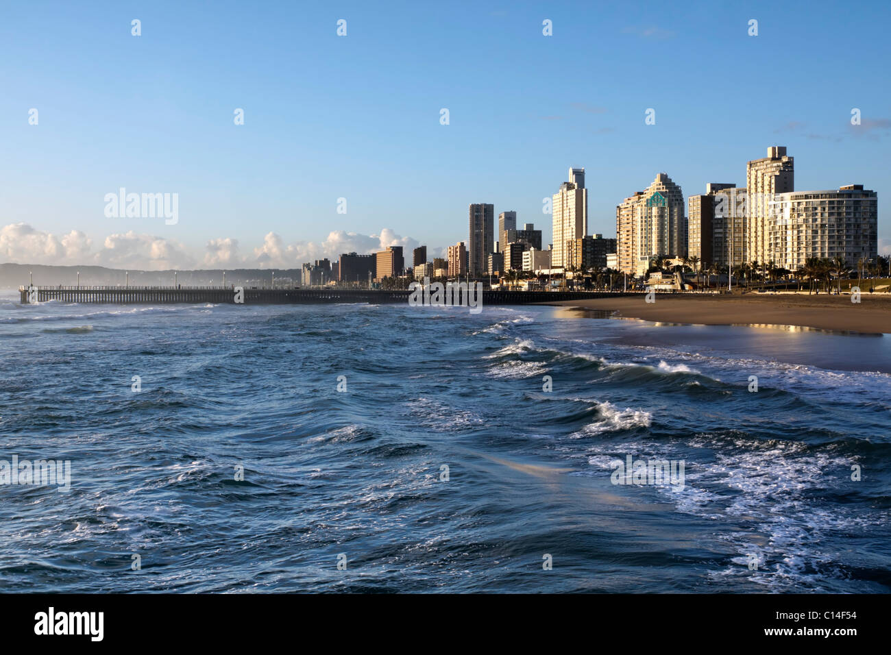 Alberghi e appartamenti a sunrise lungo la spiaggia di Durban anteriore, noto come il Golden Mile. Durban, KwaZulu Natal, Sud Africa. Foto Stock