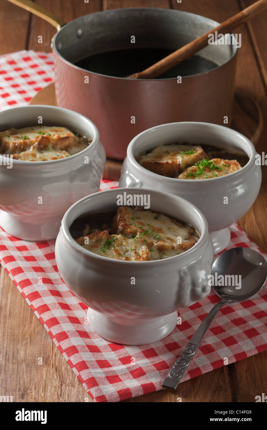 Soupe à l'oignon: zuppa di cipolle alla francese gratinata con formaggio