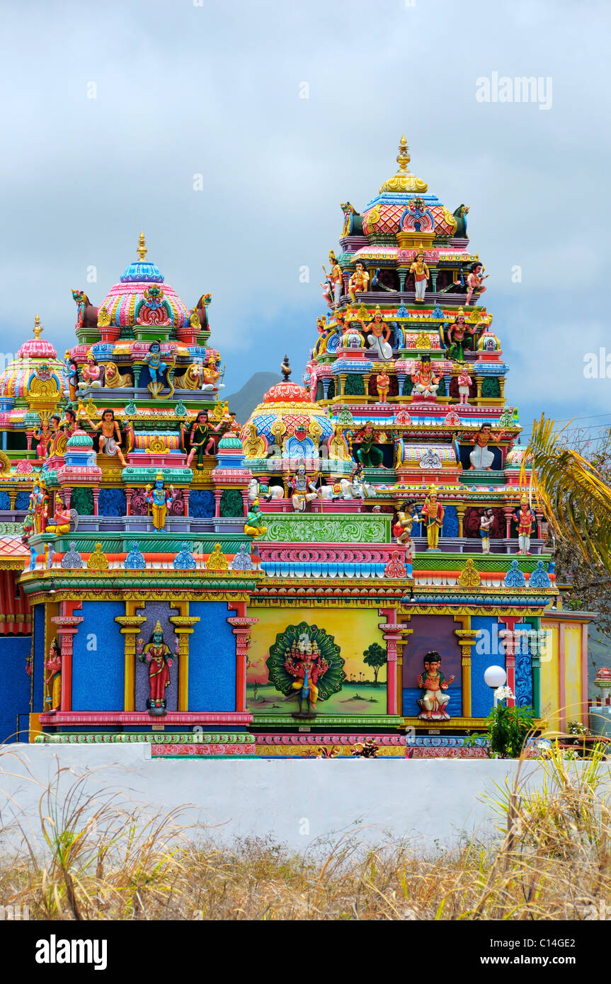 Il colorato Tempio indiano Siva Soopramaniarkovil come visto dalla strada B55 nel Bel Air, Flacq, Mauritius. Foto Stock