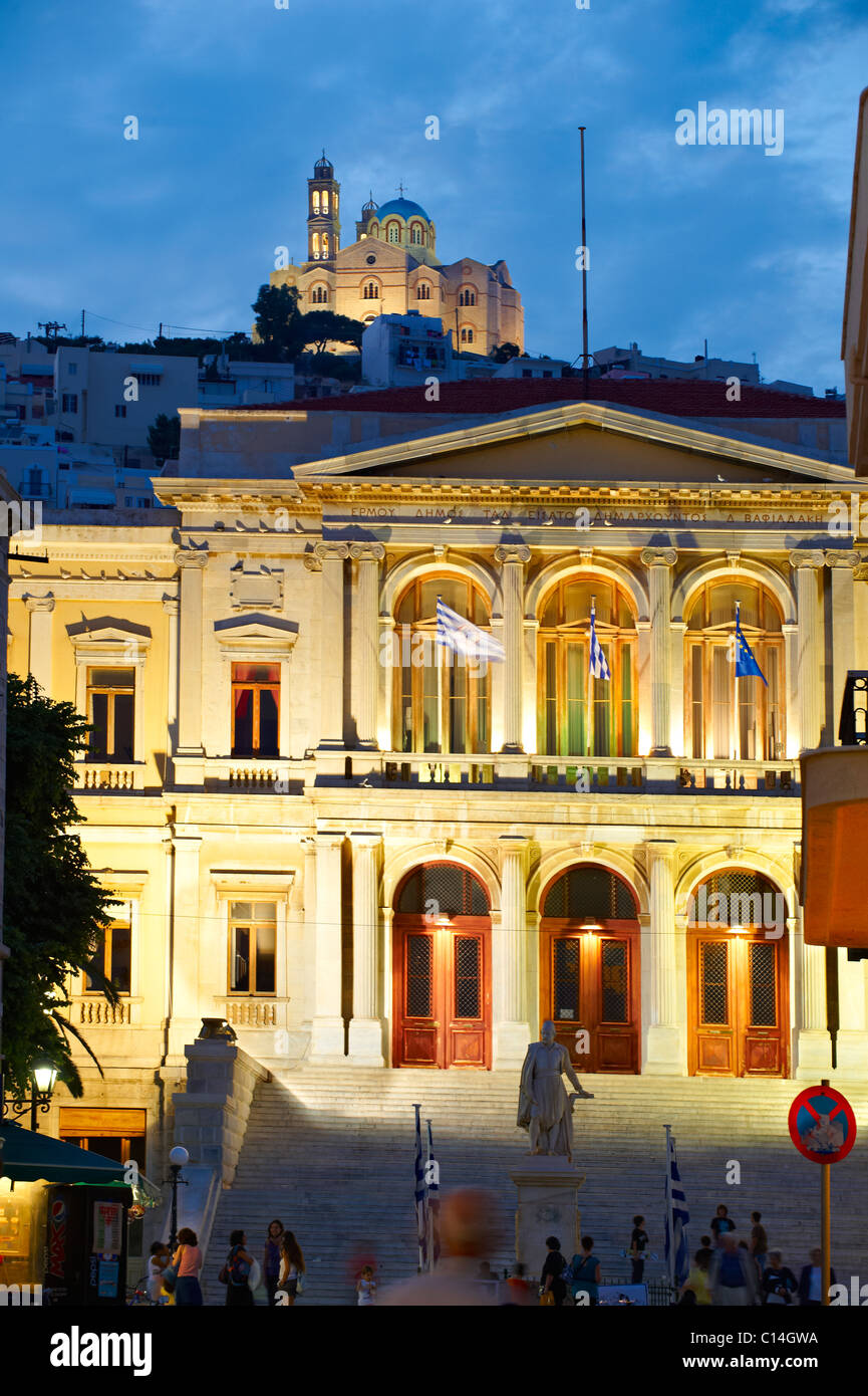 Il Neo Classic City Hall di Ermoupolis, Miaoulis Square, Syros [ Σύρος ] , greco isole Cicladi Foto Stock