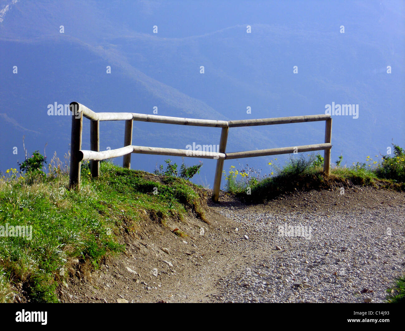 Il paesaggio delle Dolomiti in primo piano indicazioni per sentieri Foto Stock