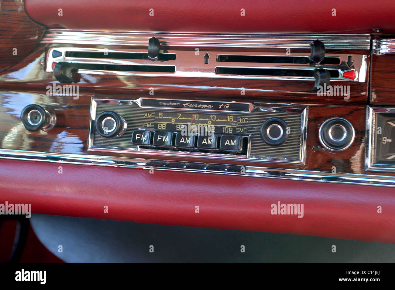 Becker Europa TG AM/FM Mono Car Radio installata nel classico auto Mercedes  Foto stock - Alamy