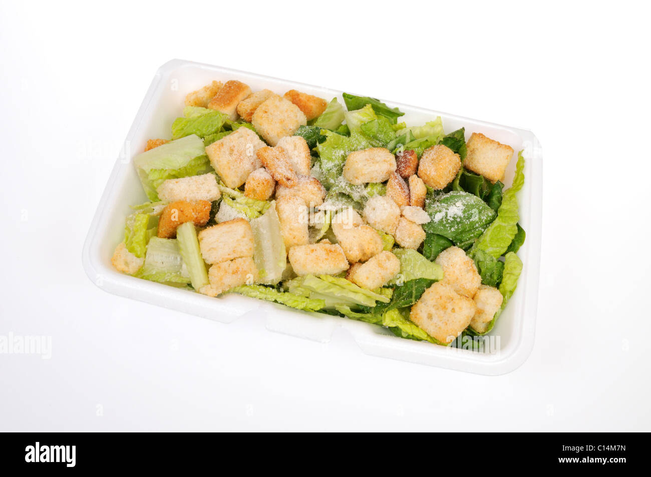 Pronto a mangiare insalata Caesar con lattuga, formaggio e crostini in styrofoam tenere lontano la casella Sfondo bianco, ritaglio. Foto Stock