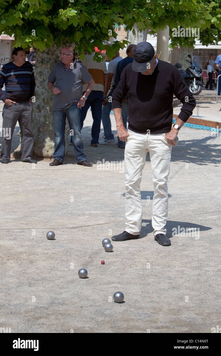 Gli uomini a giocare a bocce Cannes Francia Foto Stock