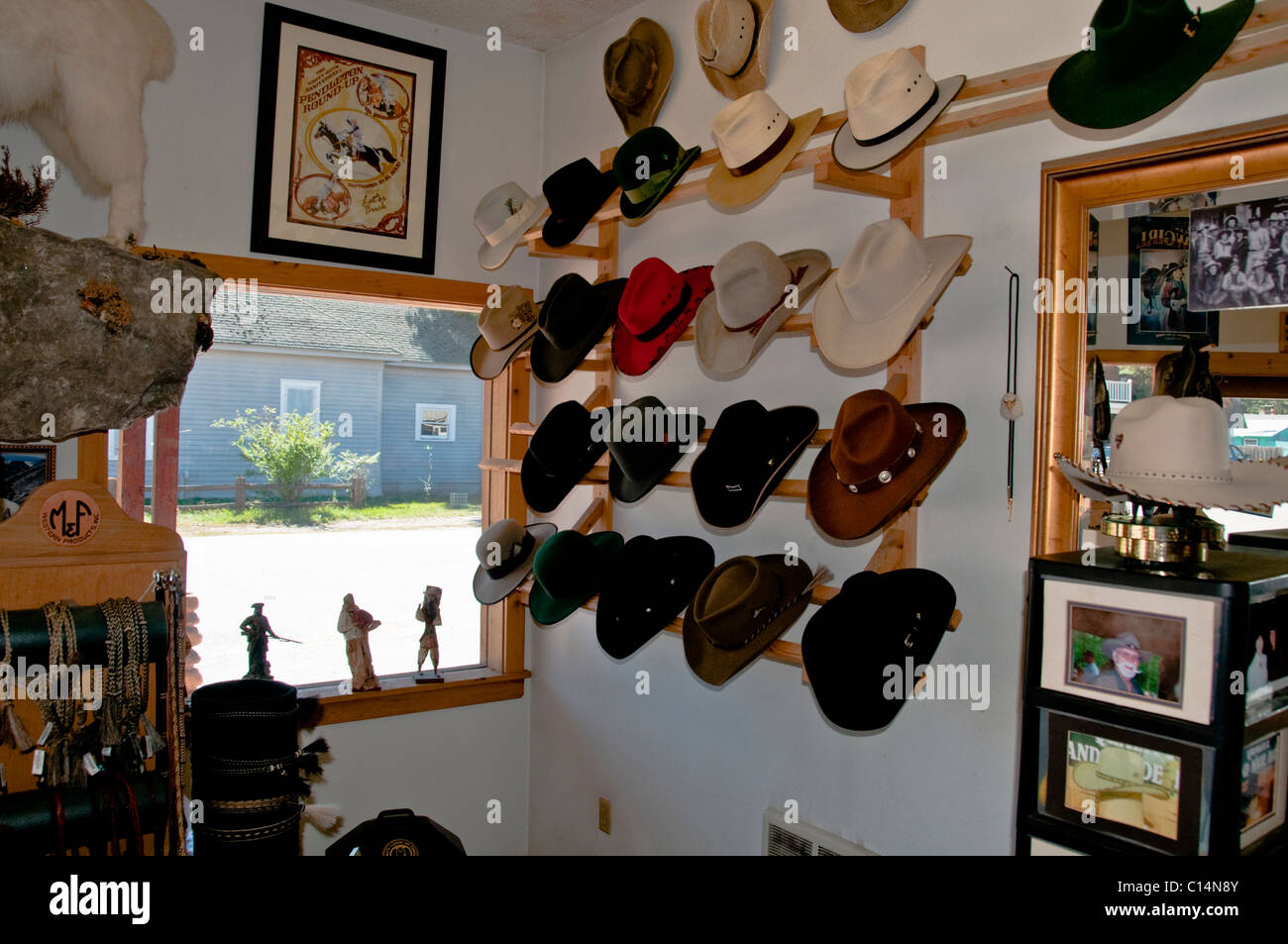 Mercato di antiquariato,cappello da cowboy Shop,stili,pelli,feltro,Darby,Autostrada 93, Montana, USA Foto Stock