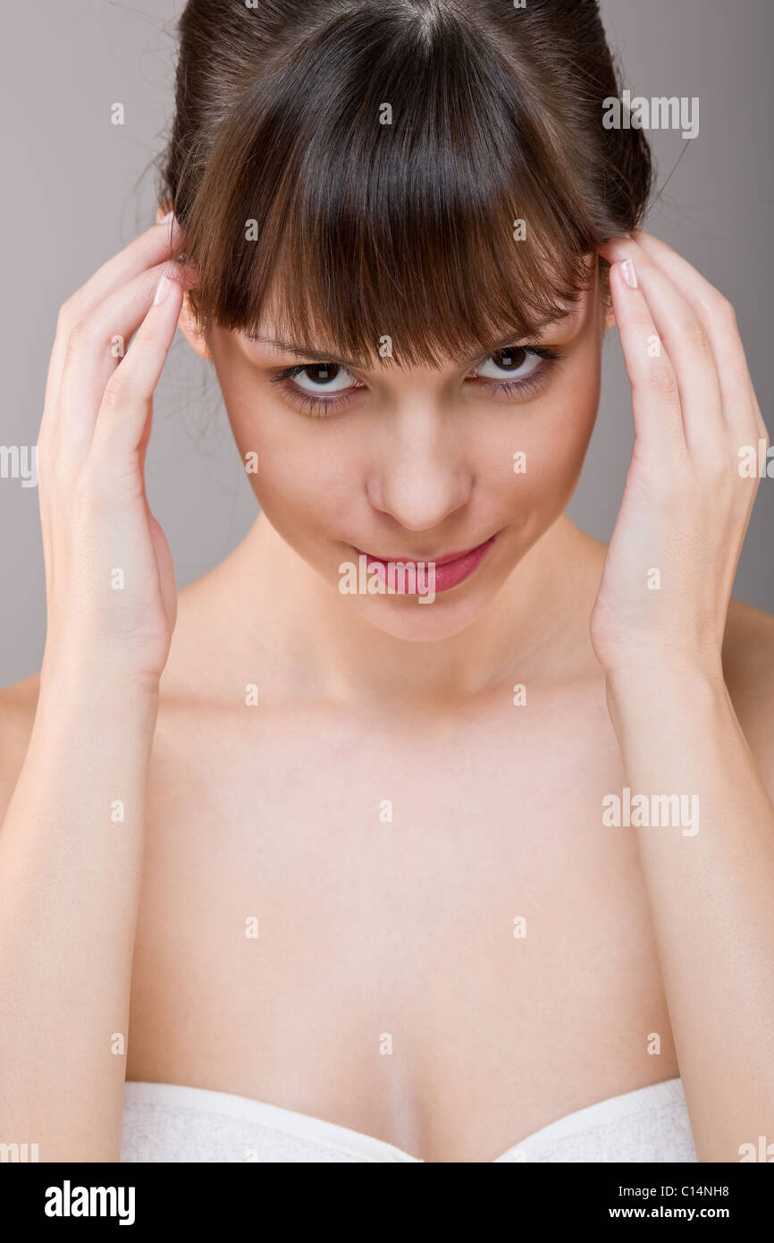 Cura del corpo: Ritratto di bella donna su sfondo grigio Foto Stock