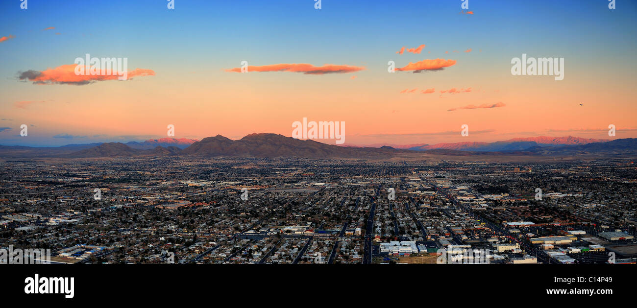 Las Vegas skyline della città panorama con il tramonto del sole, montagna, hotel di lusso e le strade. Foto Stock