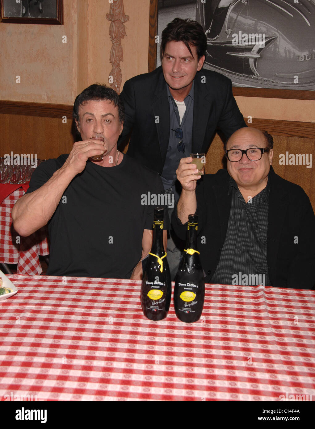 Sylvester Stallone, Charlie Sheen e Danny DeVito, grande apertura di Buca di Beppo ristorante italiano in città universale a piedi Foto Stock