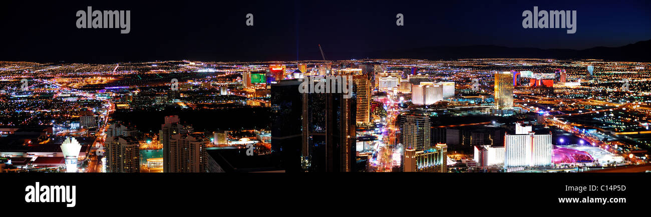 Las Vegas skyline della città panorama scena notturna con hotel di lusso e le strade. Foto Stock