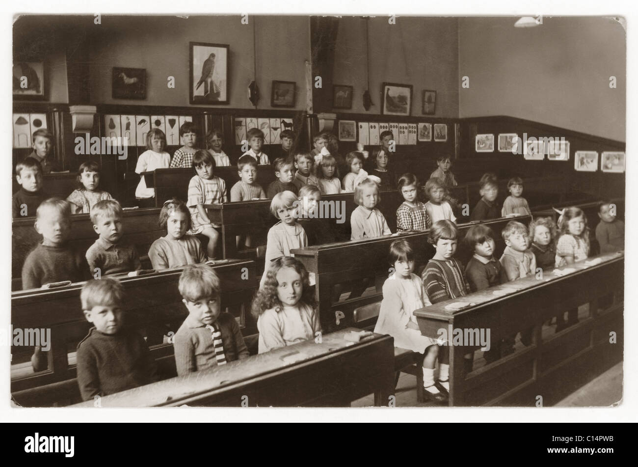 Bambini nella scuola primaria aula seduti alla scrivania negli anni trenta, U.K. Foto Stock