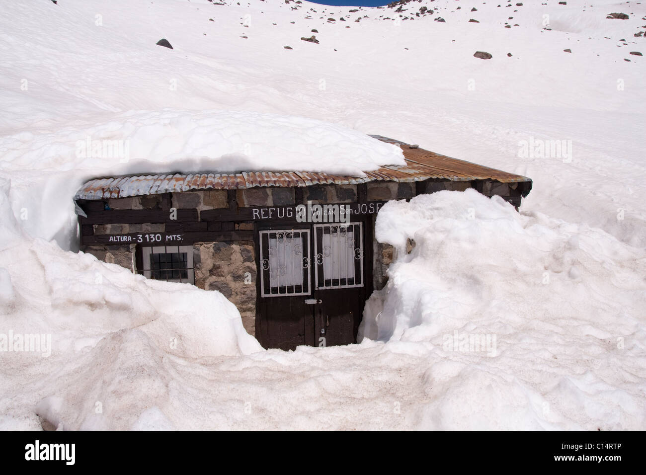 Un rifugio alpinisti chiamato Refugio San Jose su Volcan San Jose in montagne delle Ande del Cile Foto Stock