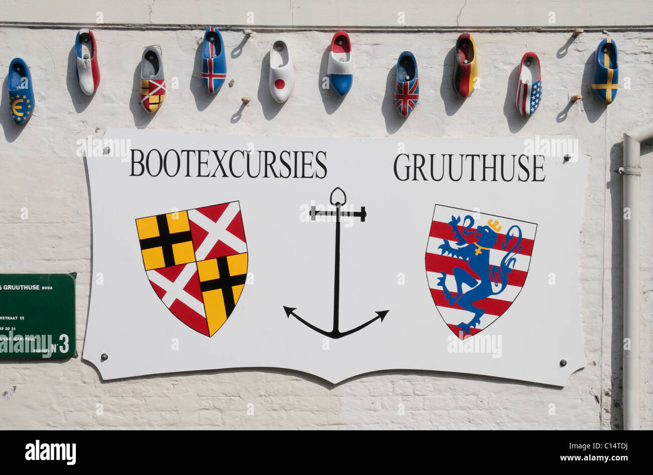 Zoccoli di legno al di sopra di una crociera in barca segno nella bellissima città di Bruges (Brugge), Belgio Foto Stock