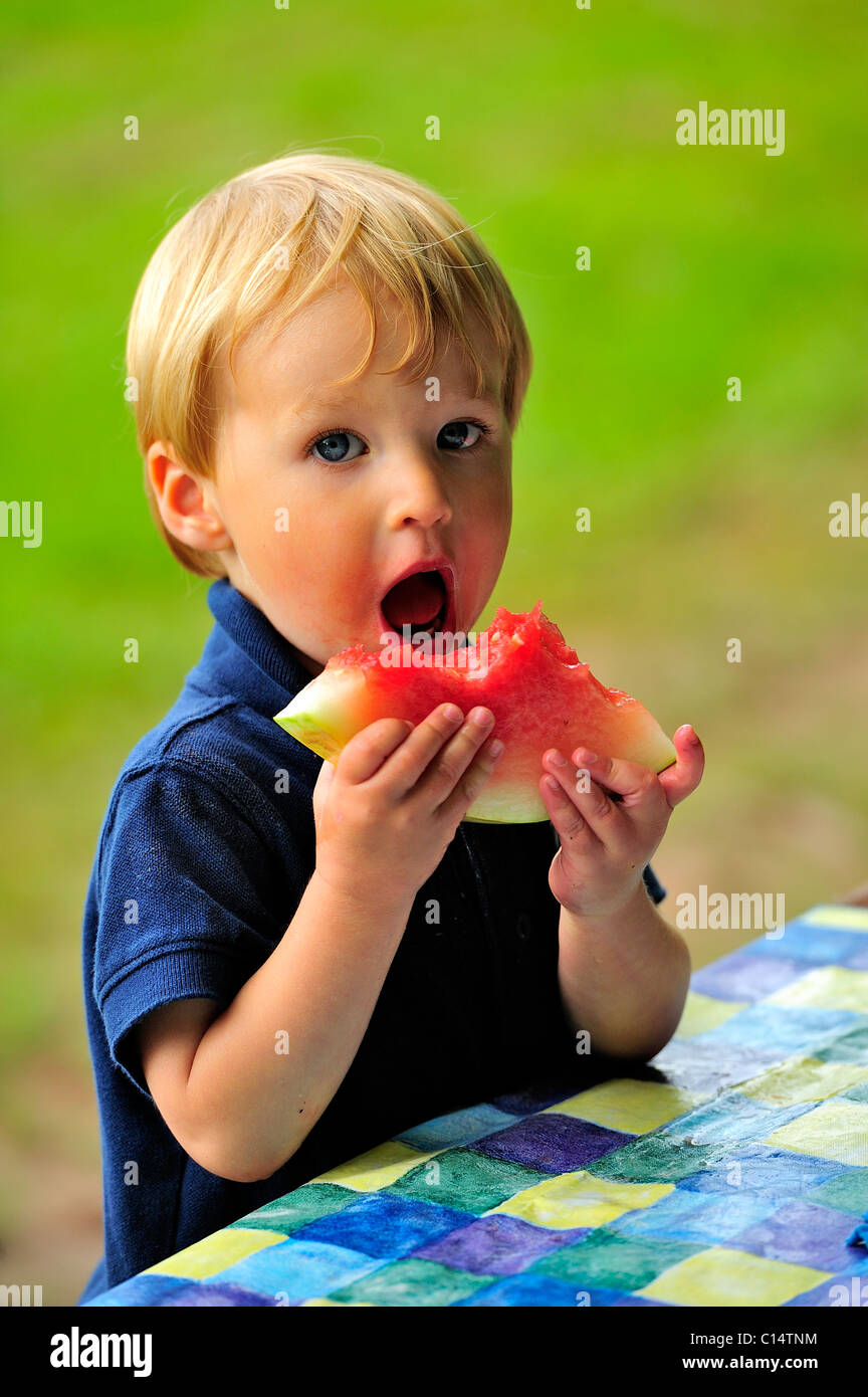 Little Boy eating watermellon Foto Stock
