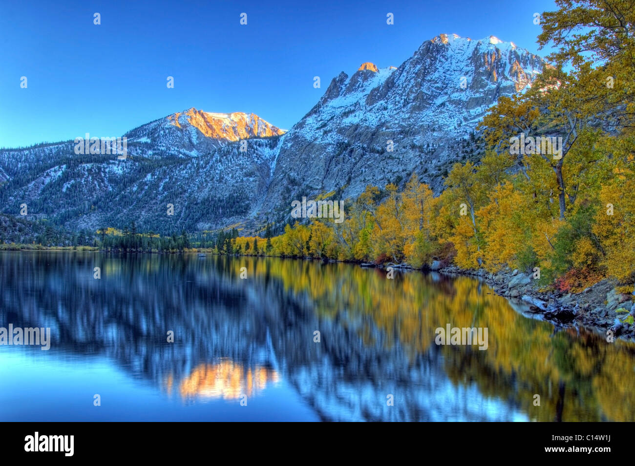 I colori autunnali e le cime innevate fiancheggiano Silver Lake nella Sierra orientale, California. Foto Stock