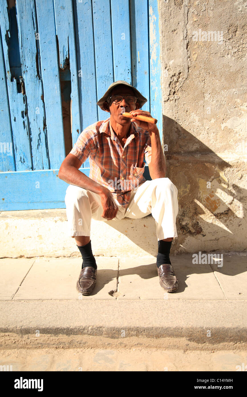 Uomo cubano con un grasso sigaro cubano in Havana Cuba Foto Stock