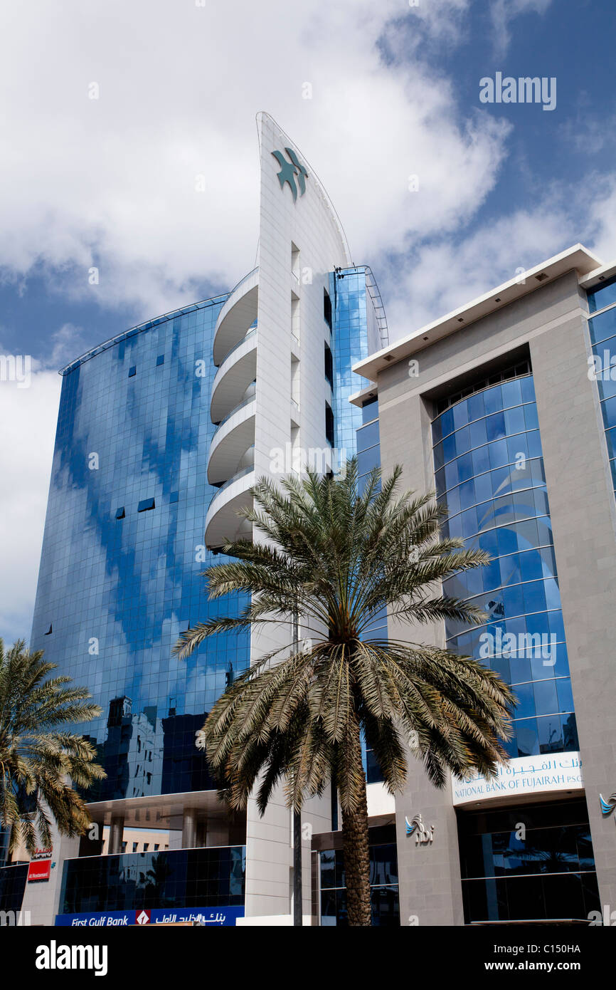 Un edificio di uffici complesso vicino al centro commerciale per lo Shopping Burjuman in Dubai, UAE, Golfo Persico. Foto Stock