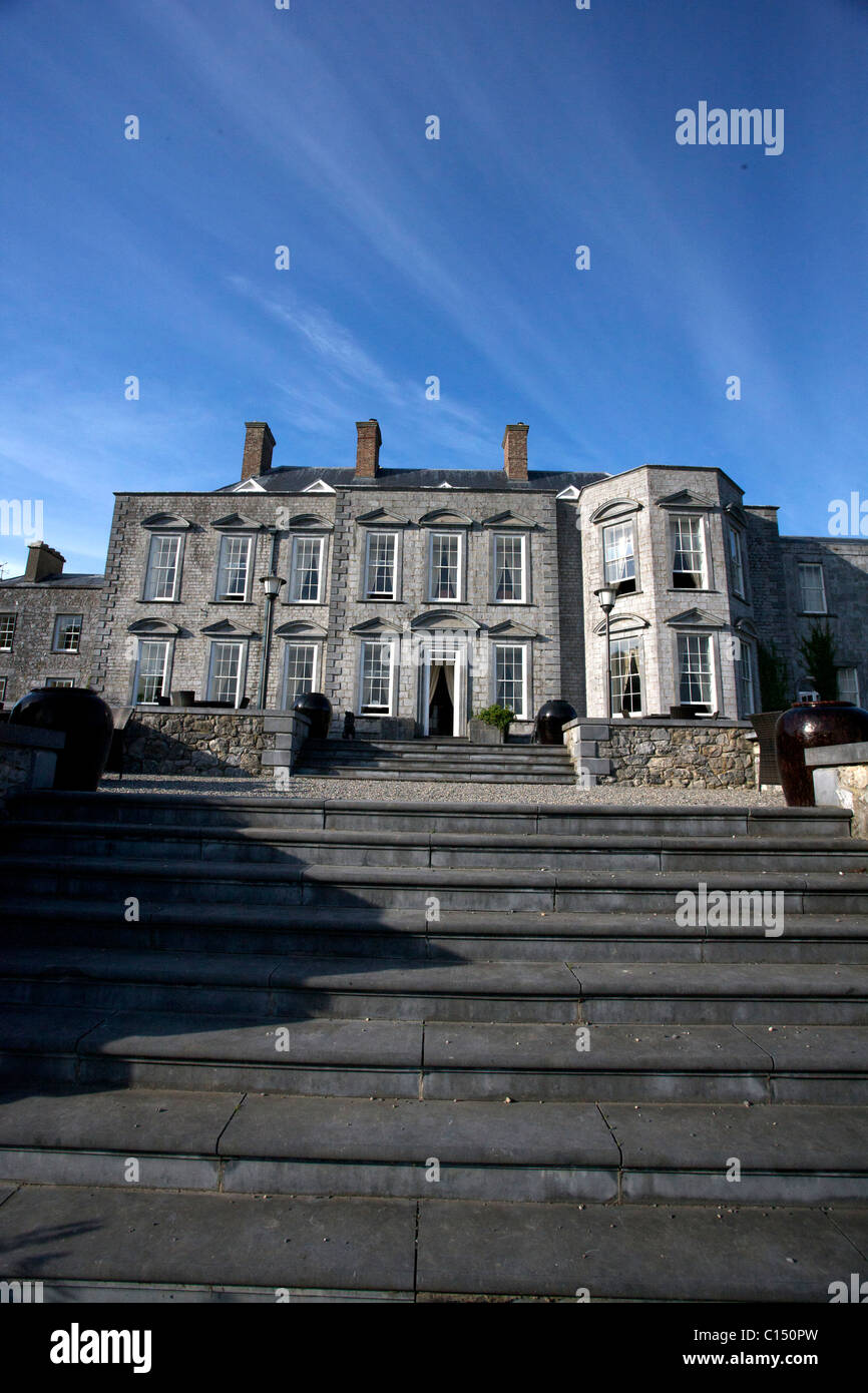La parte posteriore del castello di Durrow in Durrow nella contea di Carlow Irlanda in ampio angolo sotto il cielo blu Foto Stock