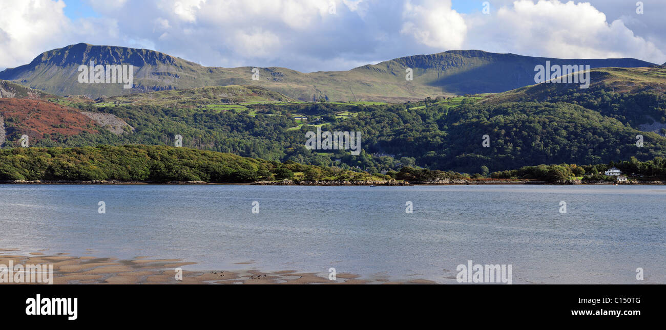 Panorama guardando a sud da vicino Barmouth attraverso l'estuario di Mawddach Verso Cader Idris nel mese di settembre Foto Stock