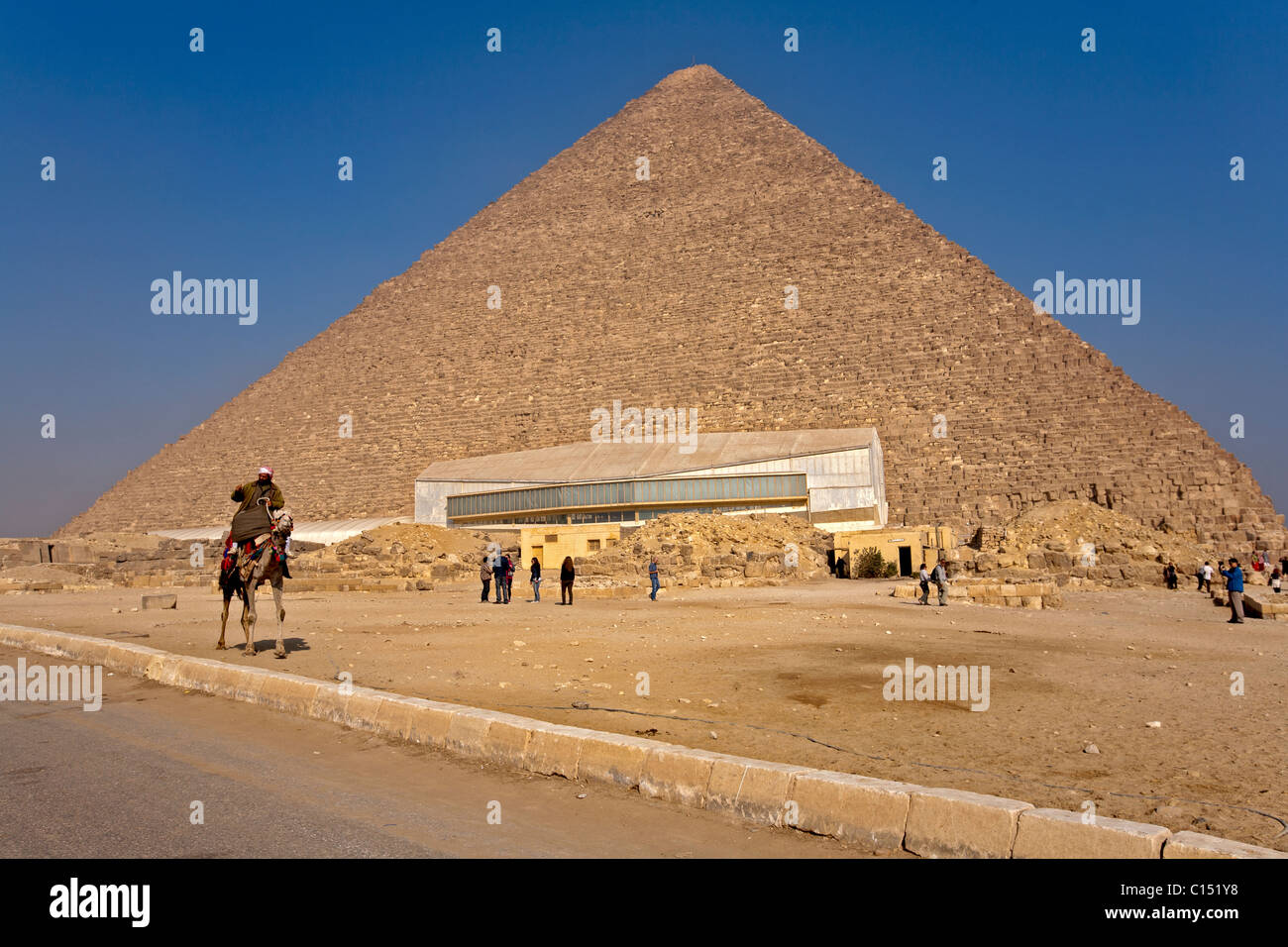 Piramide di Khufu, la Grande Piramide ( il più alto ), siede in background come la barca solare museo è in vista. Foto Stock