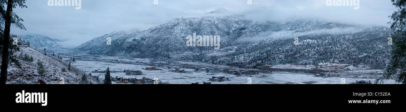 Vista panoramica della Valle di Paro in Bhutan immediatamente dopo una tempesta di neve oltre l'Himalaya Foto Stock