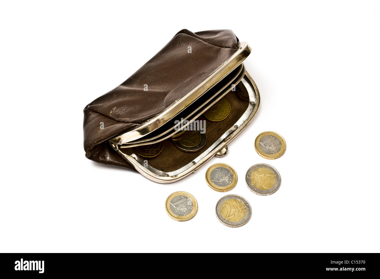 Vecchia borsa e monete metalliche in euro isolati su sfondo bianco Foto Stock
