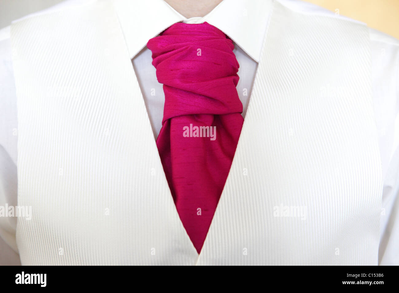 Il bianco Gilet e cravatta rossa di un abito di mattina adatti per un  matrimonio Foto stock - Alamy