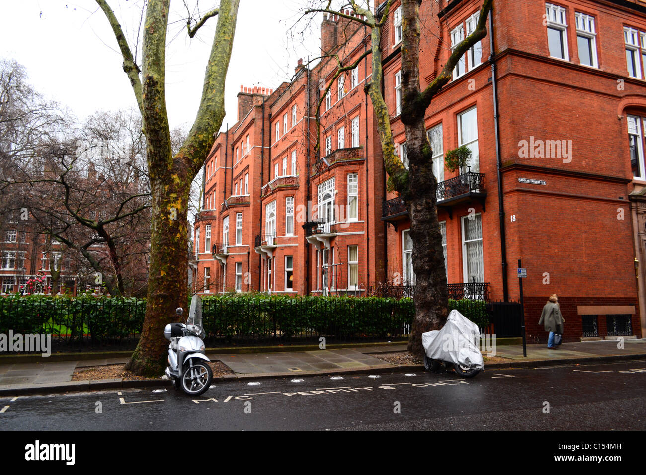 Nelle case dei ricchi: rosso mattone case vicino al Cadogan Square, Knightsbridge Chelsea Area, Londra, Regno Unito. Foto Stock