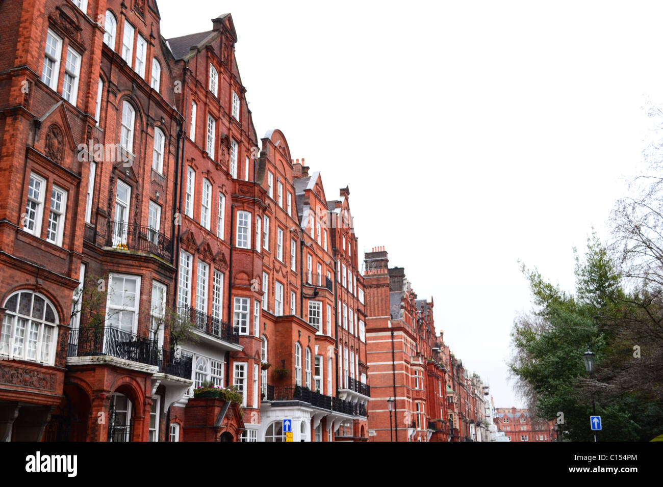 Nelle case dei ricchi: Rosso case di mattoni in Cadogan Square, Knightsbridge Chelsea Area, Londra, Regno Unito. Foto Stock
