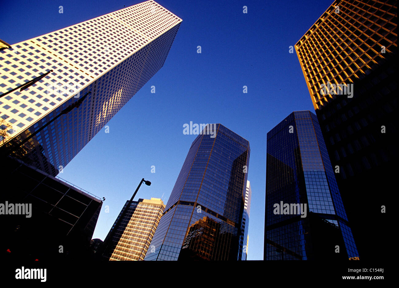 Grattacieli a Denver e a basso angolo di visione Foto Stock
