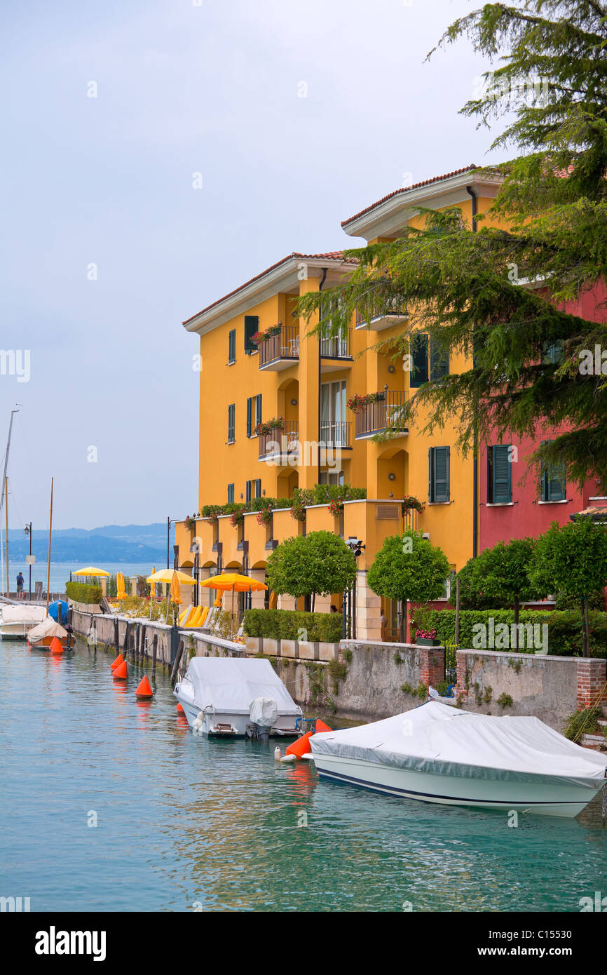 Vista sul Lago di Garda e Hotel nella città di Sirmione, Italia Foto Stock