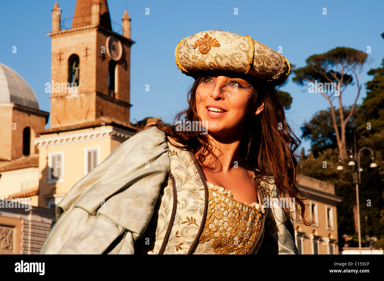 Donna in costume medievale al 'Carnevale Romano 2011' in Piazza del Popolo, Roma Italia Foto Stock