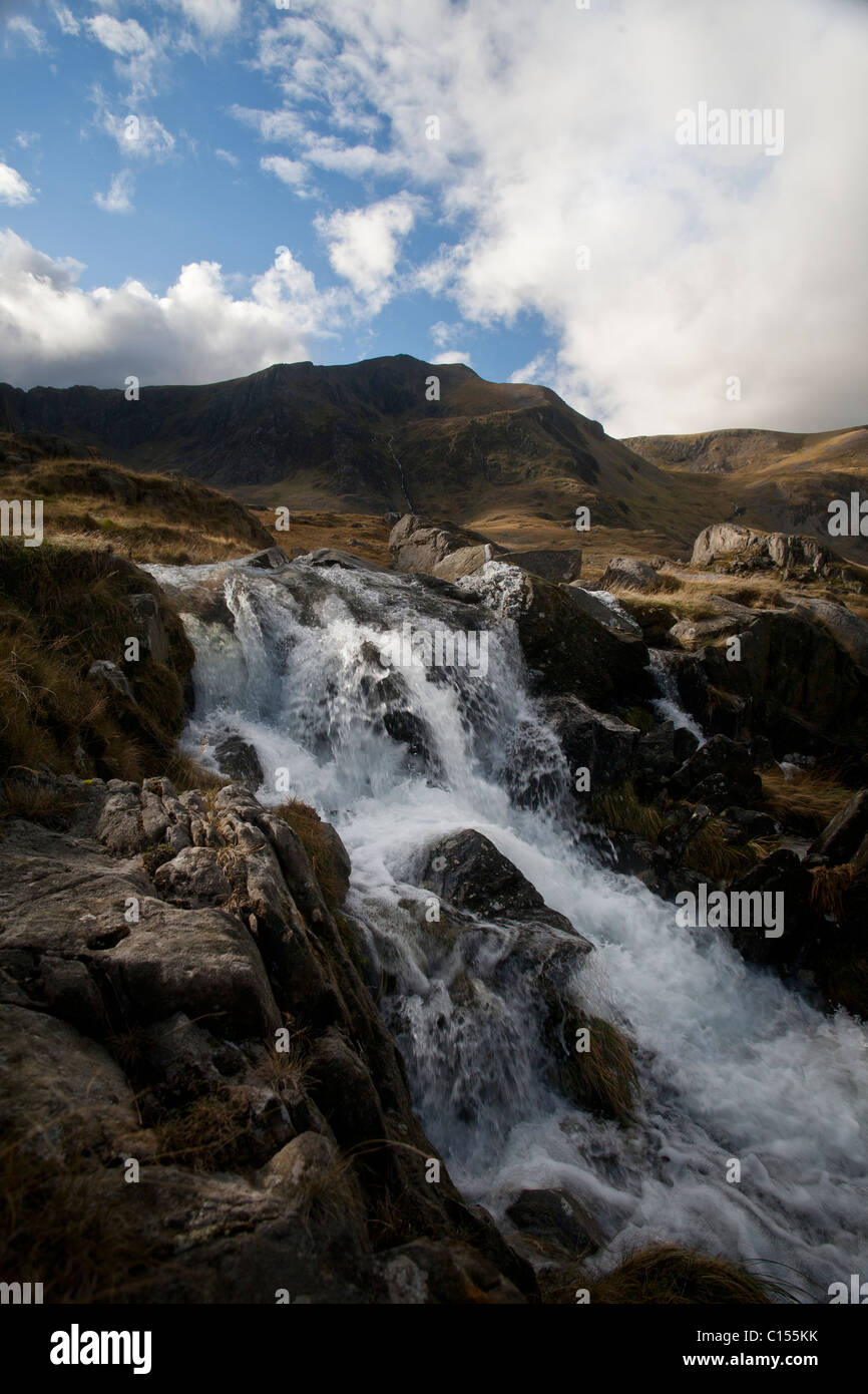 Ruscello di montagna nella valle Ogwen, Snowdonia National Park, il Galles del Nord Foto Stock