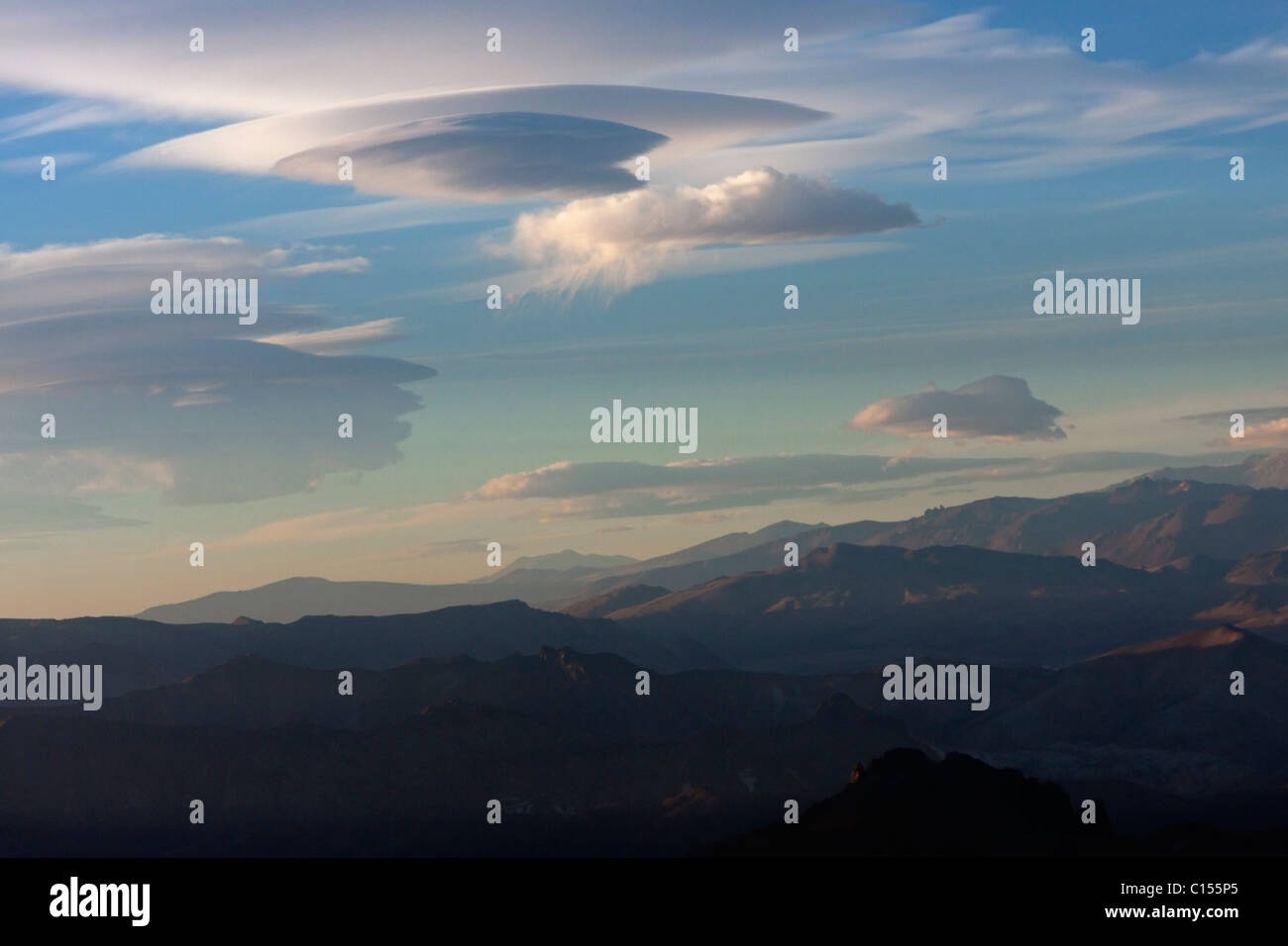 Nuvole sky montagne Cile Ande lenticolare di nuvole blu di sera al tramonto Foto Stock