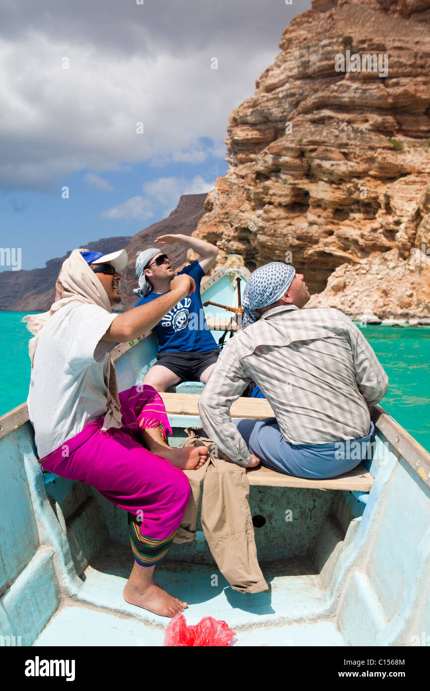 Turisti in barca e Socotra Foto Stock