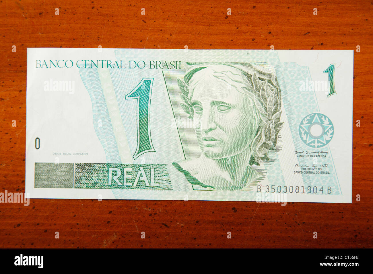 Un brasiliano moneta reale bill su un tavolo Foto Stock