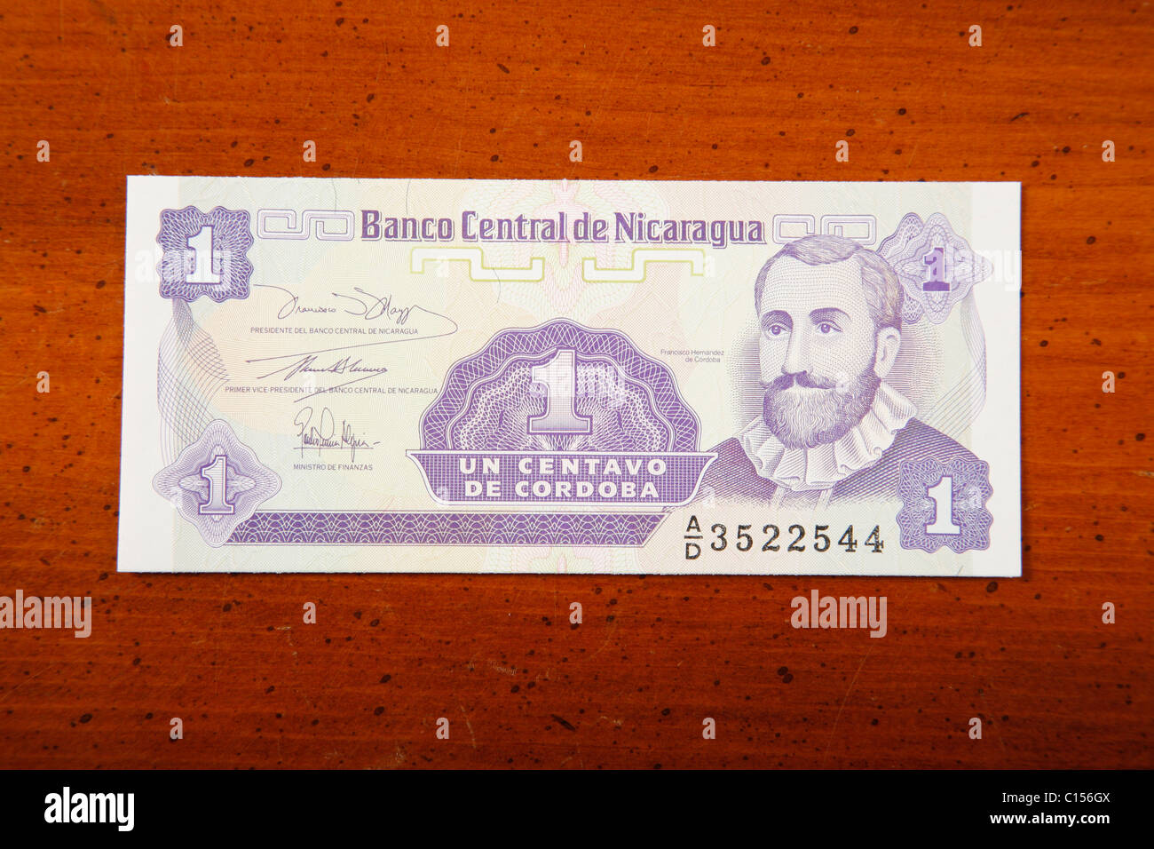 Un centavo nicaraguense cambio conto su una tabella che mostra Francisco Hernandez de Cordoba Foto Stock