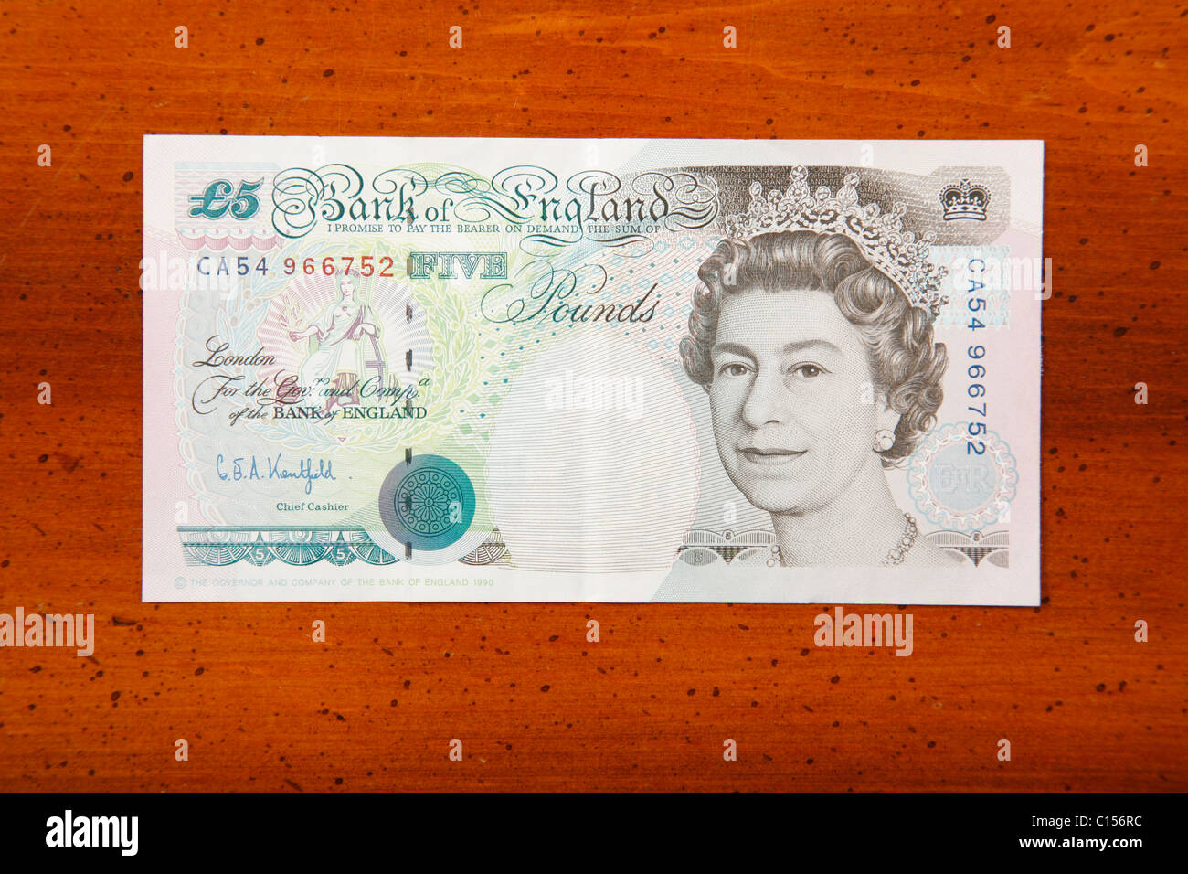 Cinque pound valuta britannica nota sulla tabella che mostra la regina Elisabetta II Foto Stock