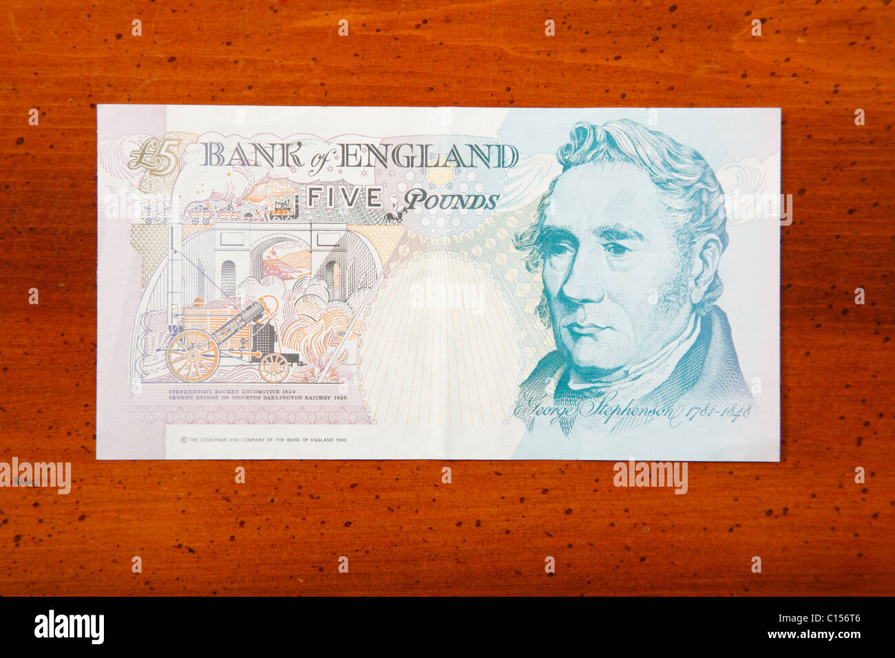 Cinque pound valuta britannica nota sulla tabella che mostra George Stephenson Foto Stock