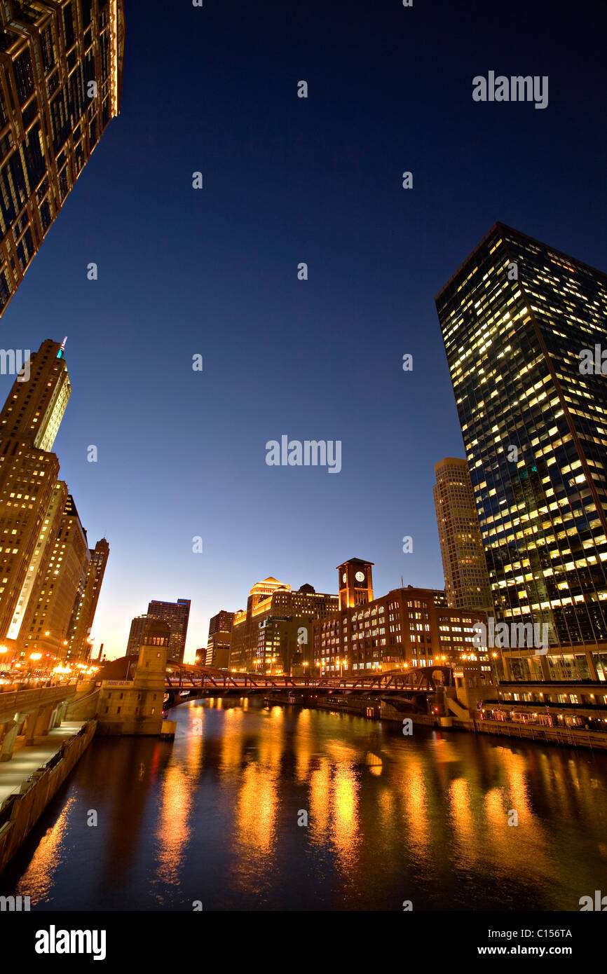 Clark Street ponte sul fiume Chicago di notte Foto Stock