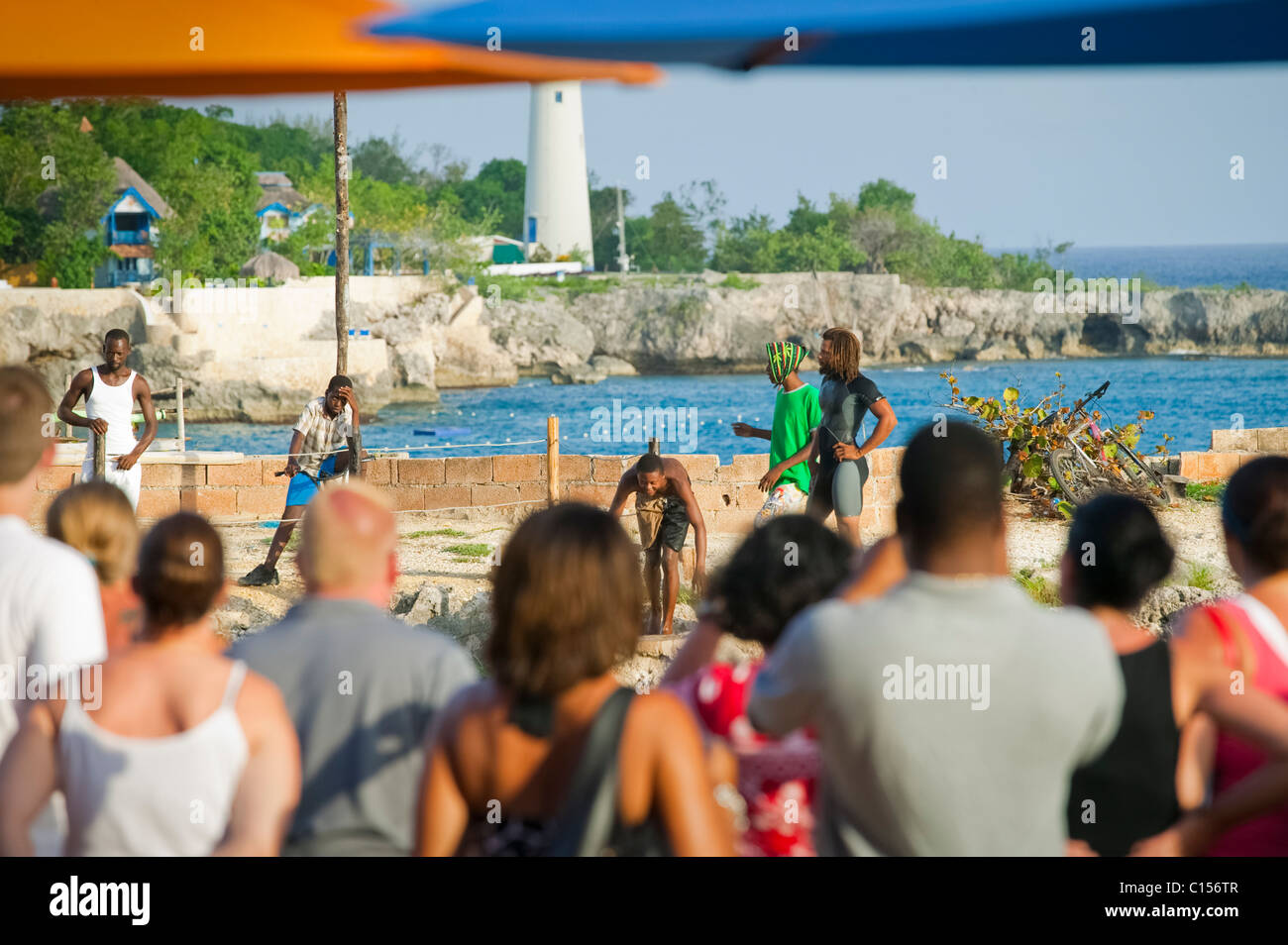 I visitatori osservano cliff divers Dal famoso Rick's Cafe sul West End Negril, Giamaica Foto Stock