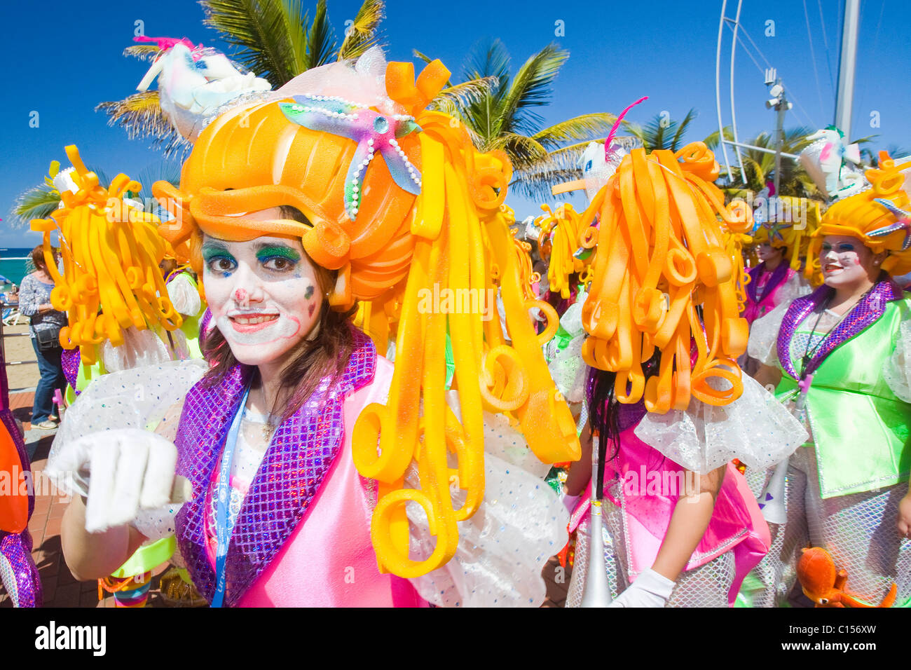 Il carnaval al sol o il Sunshine carnevale; una processione lungo il fronte spiaggia durante il 2011 di Las Palmas Carnevale a Gran Canaria. Foto Stock