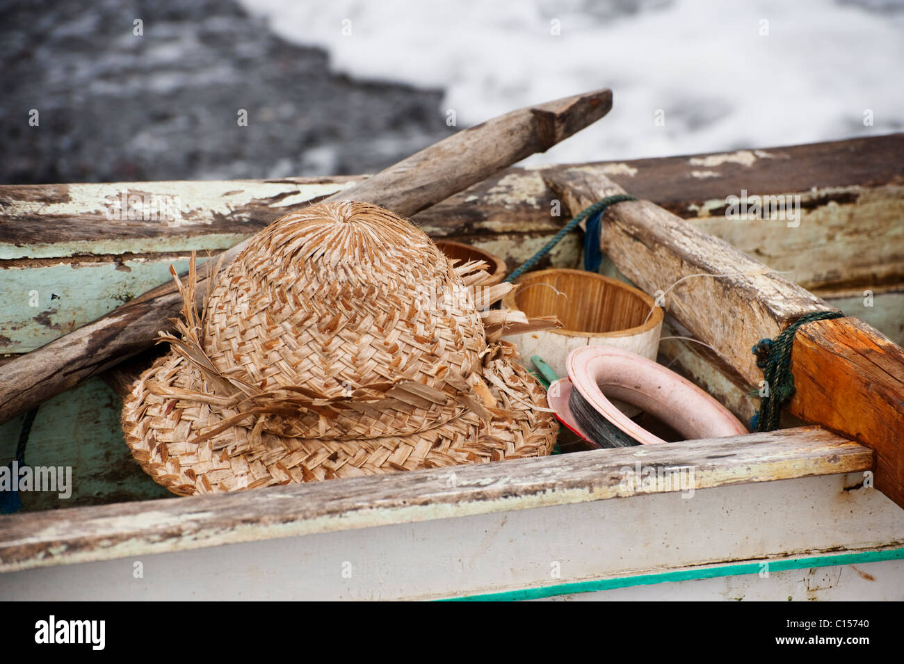 Gli strumenti del mestiere di pescatore Balinese. Un cappello, gancio e linea, e la pala di dotare la tradizionale barca da pesca o jukung. Foto Stock