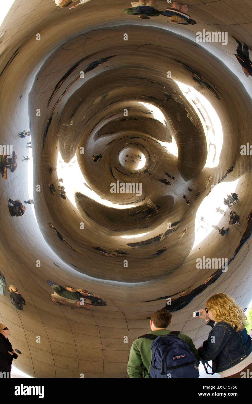 I turisti alla ricerca di Cloud Gate scultura in Millennium Park Foto Stock