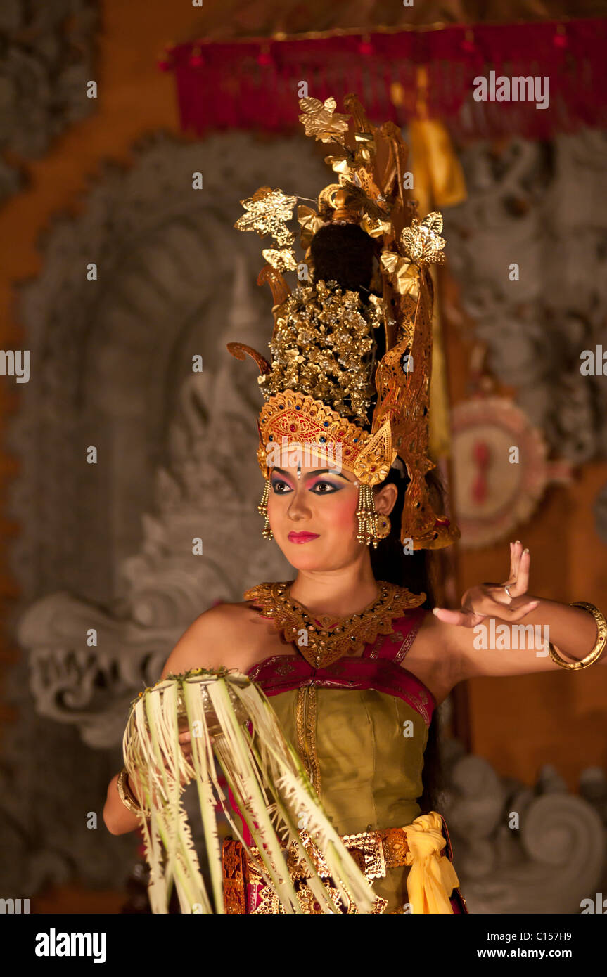 Legong Balinese ballerini eseguono in Ubud Bali Indonesia Foto Stock