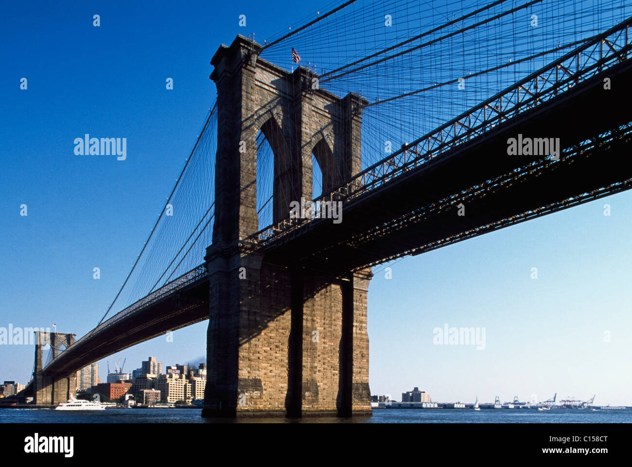 Basso angolo vista del Ponte di Brooklyn Bridge Foto Stock