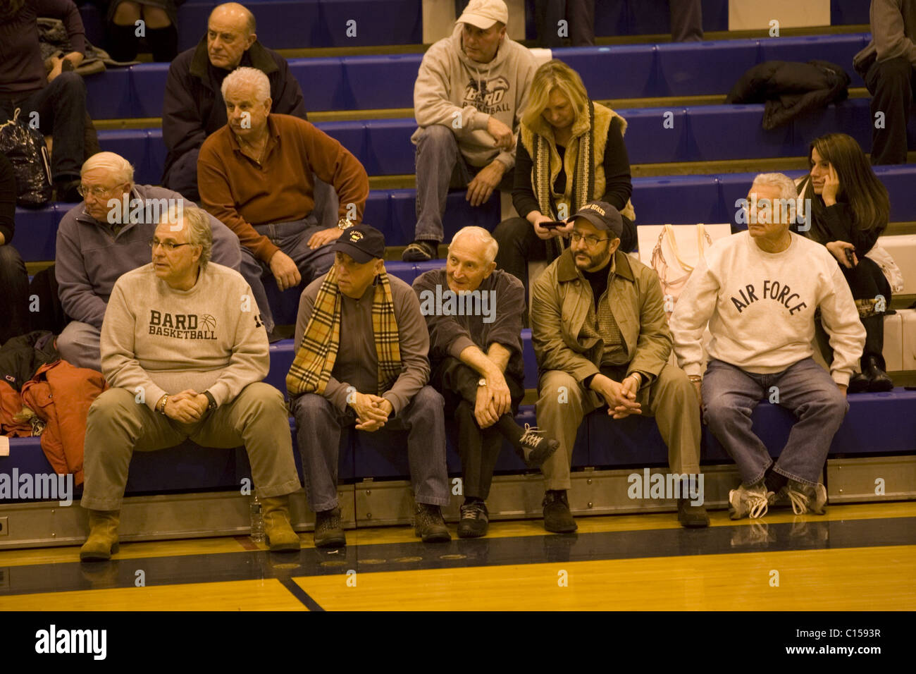 I vecchi gli alumni dal Bard College guardare i loro college basketball team play e perdere alla Yeshiva University di New York. Foto Stock