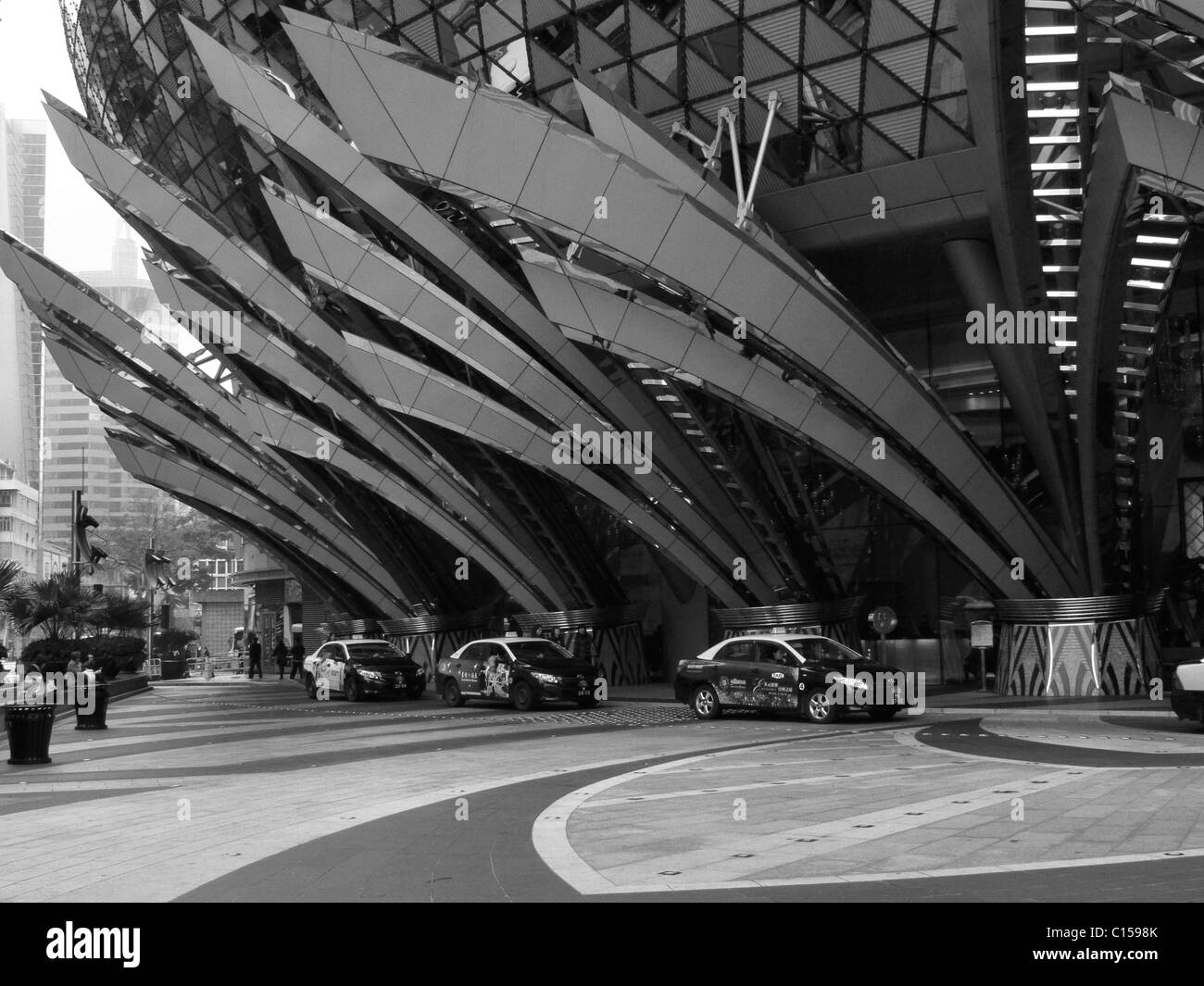 Foto in bianco e nero di taxi davanti al Grand Lisboa Hotel e casinò di Macau, Cina del Sud Foto Stock