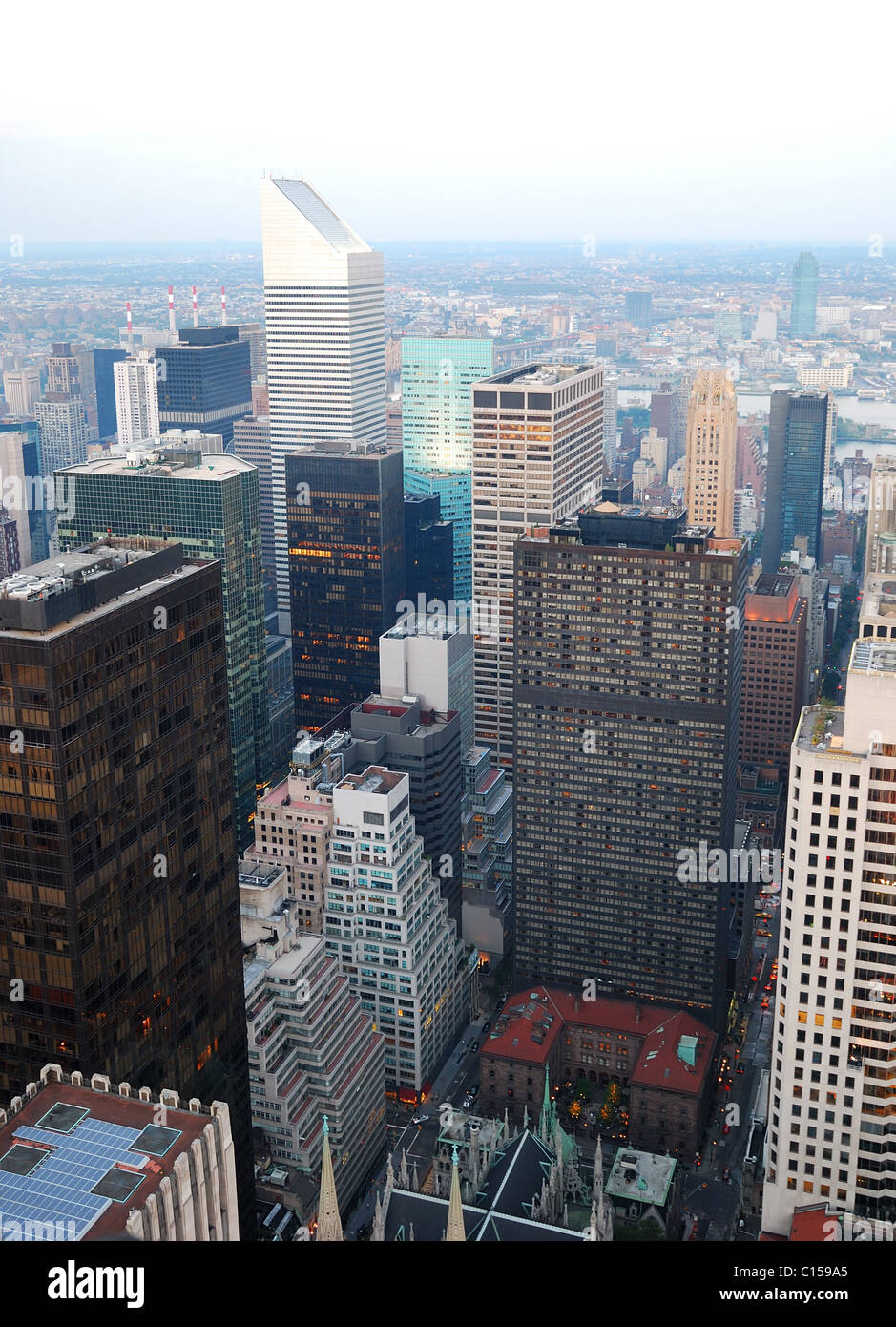 Città urbana vista aerea. New York City Manhattan panorama al tramonto vista aerea con skyline e grattacieli Foto Stock